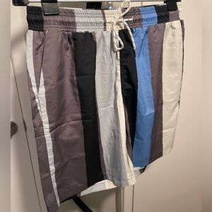 Pool shorts with pockets